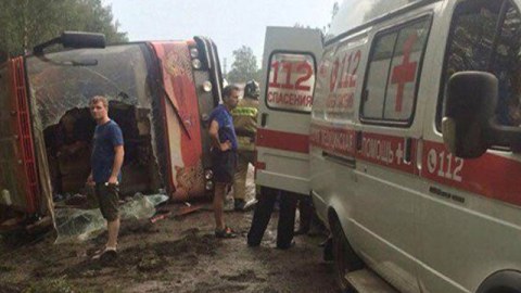 Sərnişin avtobusu aşdı: 12 yaralı 