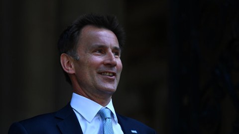 Britaniyalı nazir özünü gülünc vəziyyətə saldı