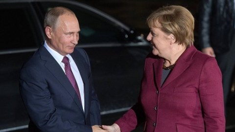 Putin Almaniyaya gedib