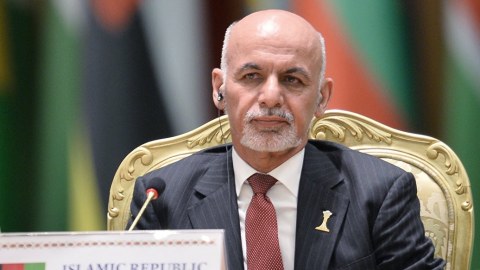 Əfqanıstan prezidenti &ccedil;ıxış edərkən iqamətgahına raket atıldı
