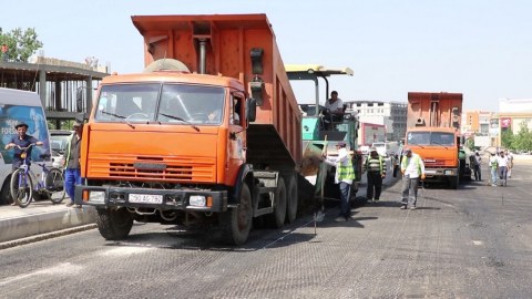 Babək prospektində 20 g&uuml;n əvvəl təmir olunmuş yol s&ouml;k&uuml;l&uuml;r - SƏBƏB