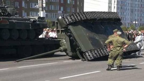 Hərbi paradda tank aşdı - VİDEO