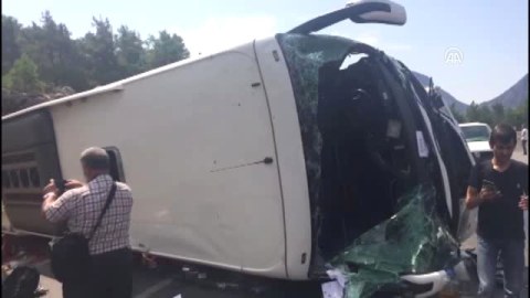 T&uuml;rkiyədə turistləri daşıyan avtobus aşdı