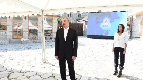 İlham Əliyev: “Lahıcın memarlığı, küçələri, binaları özlüyündə bir milli sərvətdir”