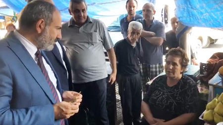 Paşinyan qiymətlərin 2 dəfə bahalaşdığı bazara getdi