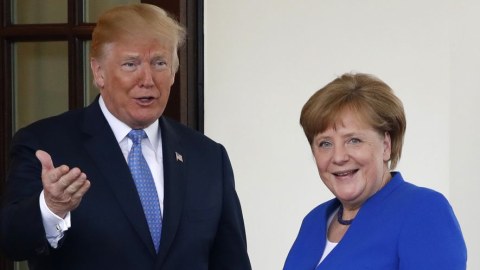 Trampla Merkel d&uuml;nyaya &ccedil;ağırış etdi