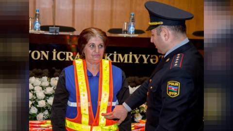 Yol Polisindən süpürgəçilərə paylanan xüsusi jiletlərlə bağlı AÇIQLAMA