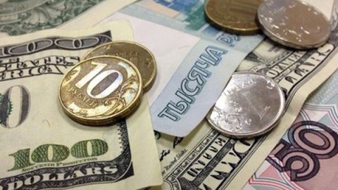 Rubl dollar qarşısında 2 illik rekordu YENİLƏDİ