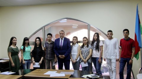 Metropoliten yüksək bal toplayan 14 tələbəni mükafatlandırdı - FOTO   