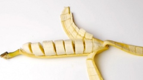 Alma və bananlardan iynə tapıldı