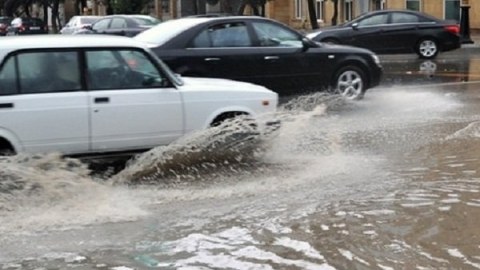 Bakıya yağan yağış bu yolları iflic etdi - TIXAC YARANDI