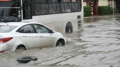 Bakını su basdı - Rəsmilərsə “bunu normal qarşılayın” deyirlər