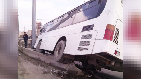 Saray-Xırdalan avtobusunun təkəri partladı, dəmirə çırpıldı