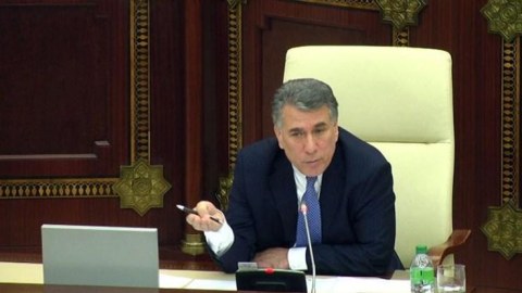 I vitse-spiker deputatlara irad tutdu: “Səs verin də!”