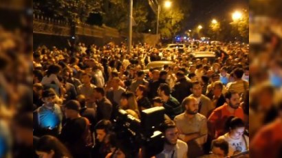 Ermənistan parlamenti qarşısında aksiya başladı
