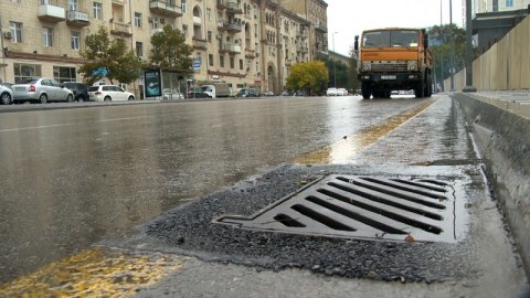 Bakı yollarında yeni yağış barmaqlıqları quraşdırılır