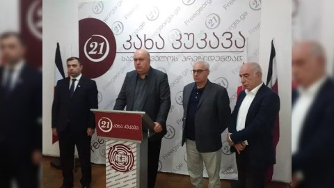 İki siyasət&ccedil;i&nbsp; namizədliyini geri g&ouml;t&uuml;rd&uuml;