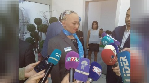 Robot &ldquo;Sofiya&rdquo;: &ldquo;İlham Əliyevlə g&ouml;r&uuml;şdən məmnun oldum&rdquo;