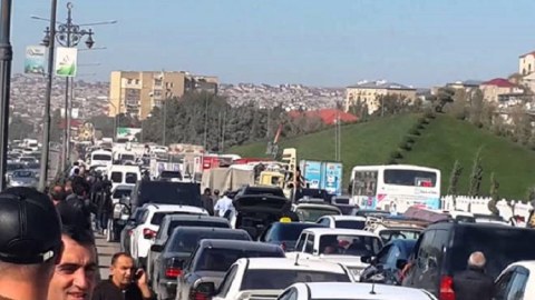 Bakının bir çox küçəsində tıxac yaranıb   