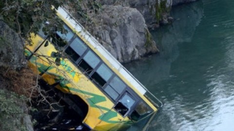 Avtobus çaya düşdü
