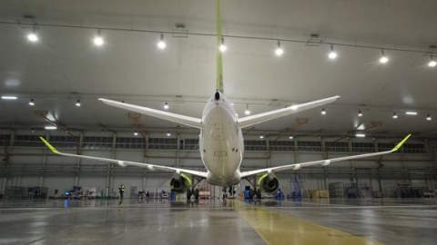 Aviakompaniya 5 min iş&ccedil;isini ixtisar edir
