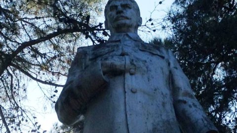 Azərbaycanın ucqar kəndində Stalinin heykəlini hələ də qoruyurlar - FOTOLAR   