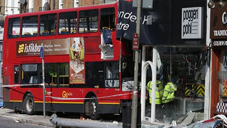 Londonda avtobus dayanacağa çırpıldı: 20 yaralı