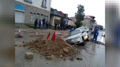 Taksi “Qaraçuxur”da çuxura düşdü - FOTO