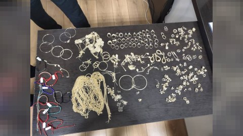 Azərbaycana gətirilən k&uuml;lli miqdarda zinət əşyaları tutuldu  &nbsp;