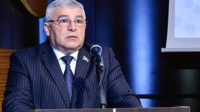 “Biz özümüz üçün danışırıq?” - Elman Məmmədov nazirlərin gedişinə hirsləndi
