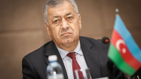 Deputat spikerdən xahiş etdi: “Nazirə deyin, bu adamları qəbul etsin”