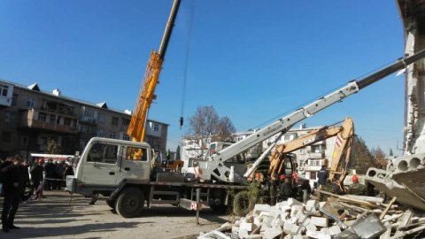 Gəncədə daha iki meyit uçqun altından çıxarıldı   