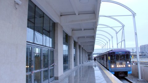 Sərnişinlər üçün çətir quraşdırılır - Bakı Metropolitenindən YENİLİK