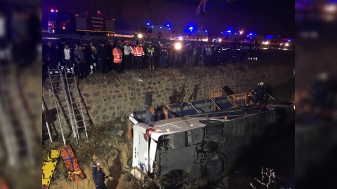 Şagirdləri daşıyan avtobus kanala aşdı - 25 ölü
