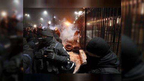 Rusiya konsulluğuna hücum oldu – VİDEO 