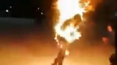 Rusiyada yeniyetmələr gənc oğlanı yandırdılar - VİDEO +18