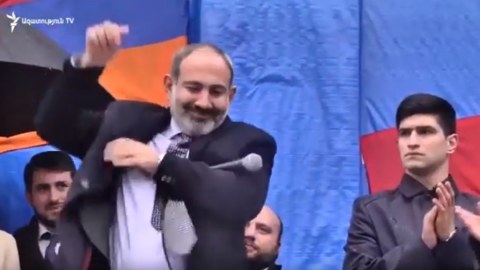 Paşinyanı elektrik cərəyanı vurdu - VİDEO