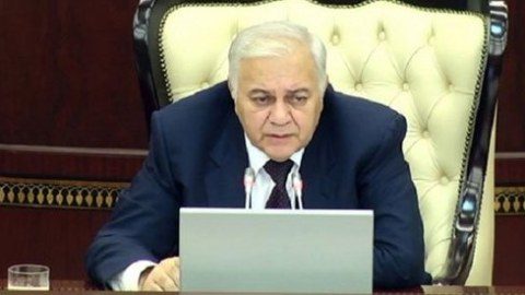 Spiker deputatları təbrik etdi