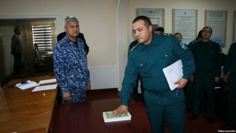 Polis camaat qarşısında Qurana and içdi - Rüşvət ALMAYACAQ...