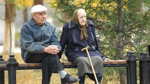 Gələn il kişilərin və qadınların pensiya yaşı belə olacaq - CƏDVƏL   