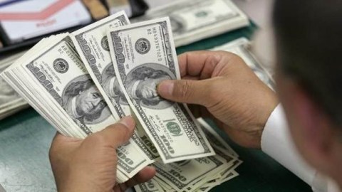 Banklarda nağd satılan xarici valyutanın həcmi artıb - Kimlər alıb?  &nbsp;