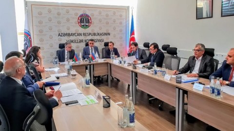 İki vəkilin fəaliyyəti dayandırıldı