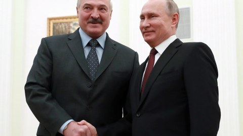 Lukaşenkonun Putinə hədiyyəsi: kartof, sala - VİDEO
