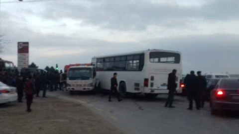 Bakıda evakuator sərnişin avtobusu ilə toqquşdu: 2 yaralı