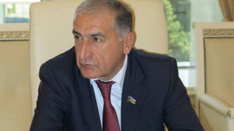 Deputatın oğlu turistləri DÖYÜB?