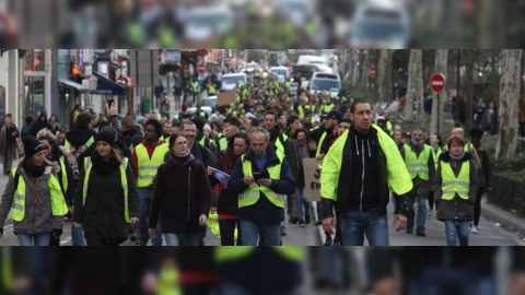 &ldquo;Sarı jiletlilər&rdquo;in aksiyasına 32 min insan qatıldı