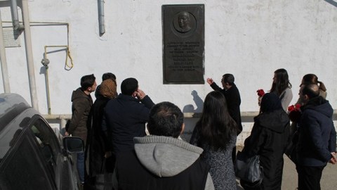Rəsulzadənin barelyefini oğurlayanlar tutuldu - Modern.az-ın ictimailəşdirdiyi HADİSƏ - FOTO