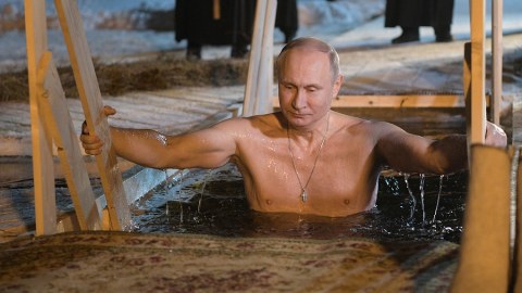 Putin xaç suyuna girdi - VİDEO
