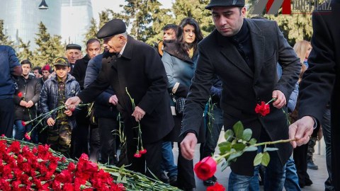Xalq şəhidlərin xatirəsini ehtiramla yad edir - FOTO-VİDEO