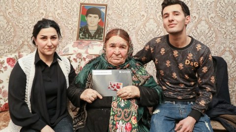 Yaşlı şəhid vərəsələrinin &ouml;dəmə kartları &uuml;nvanlarında verildi